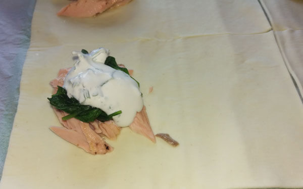 Butterdej med ørred og spinat