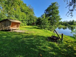 Shelter med udsigt ud over Sinding Lystfiskersø